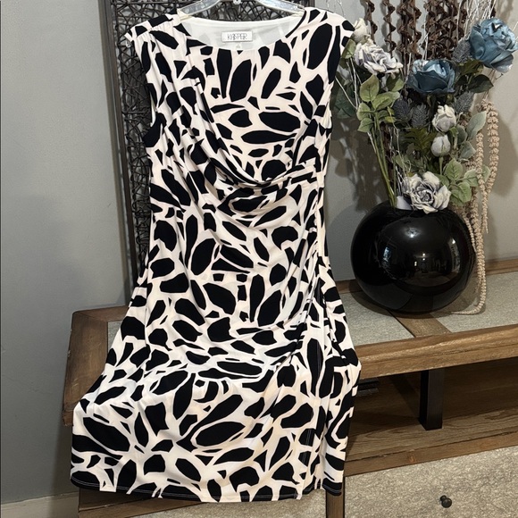 Kasper Black & Ivory Abstract Ruched Dress Size 14 Elegant Career Cocktail - Picture 6 of 9